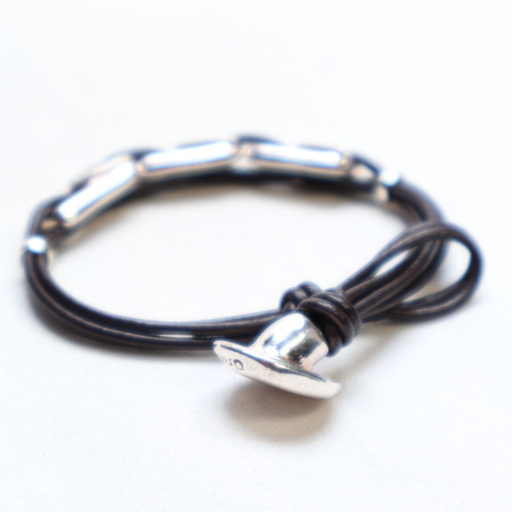 Uno de 50 Silver Tone Brown Leather Clear Crystal Bracelet MISSING A CRYSTAL! - Picture 3 of 4